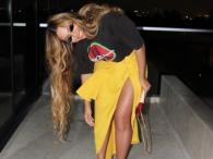 Beyonce odsłania nogi pod spódniczką